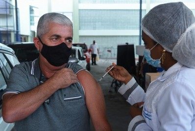 Segunda dose para quem tomou a 1ª da AstraZeneca segue até 12 de abril em Campos