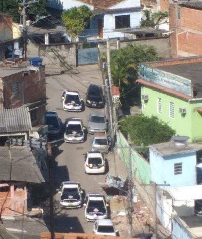 Imagens compartilhadas na internet mostram movimentação de policiais civis em rua de acesso ao Morro da Fé  - Reprodução