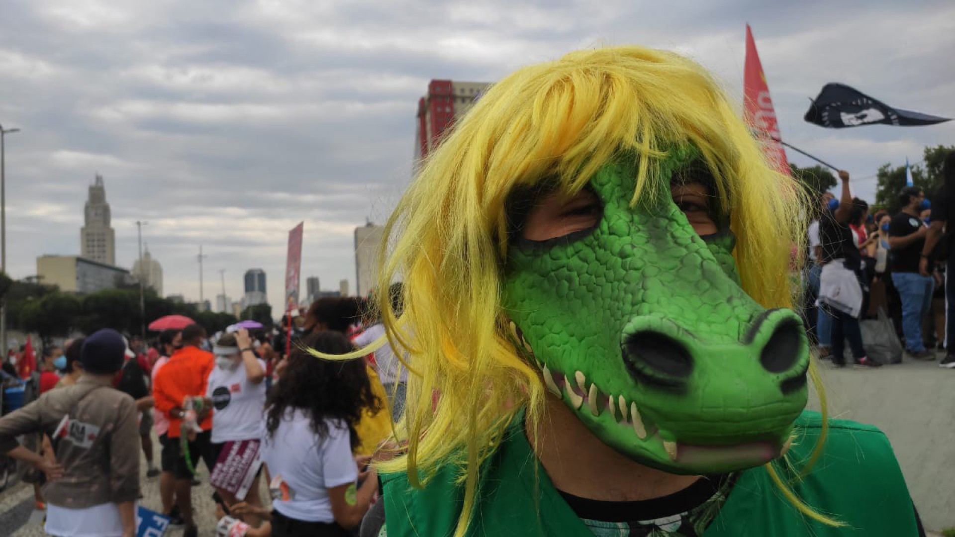Protesto chamado de 19J, em referência ao dia e mês, conta com faixas, cartazes e palavras de ordem contra o presidente Bolsonaro e a favor da ciência - Daniel Castelo Branco/Agência O Dia