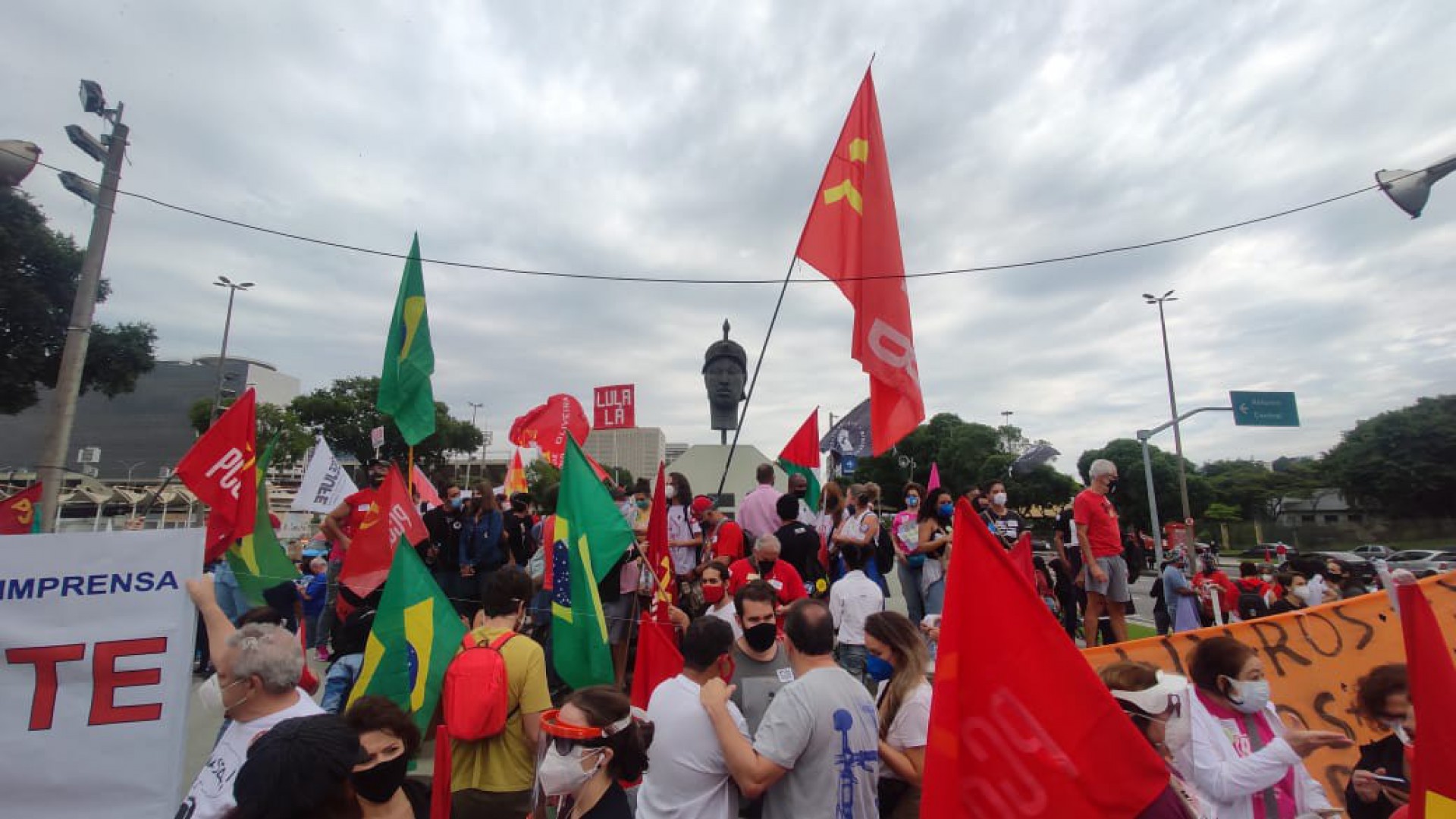 Protesto chamado de 19J, em referência ao dia e mês, conta com faixas, cartazes e palavras de ordem contra o presidente Bolsonaro e a favor da ciência - Daniel Castelo Branco/Agência O Dia
