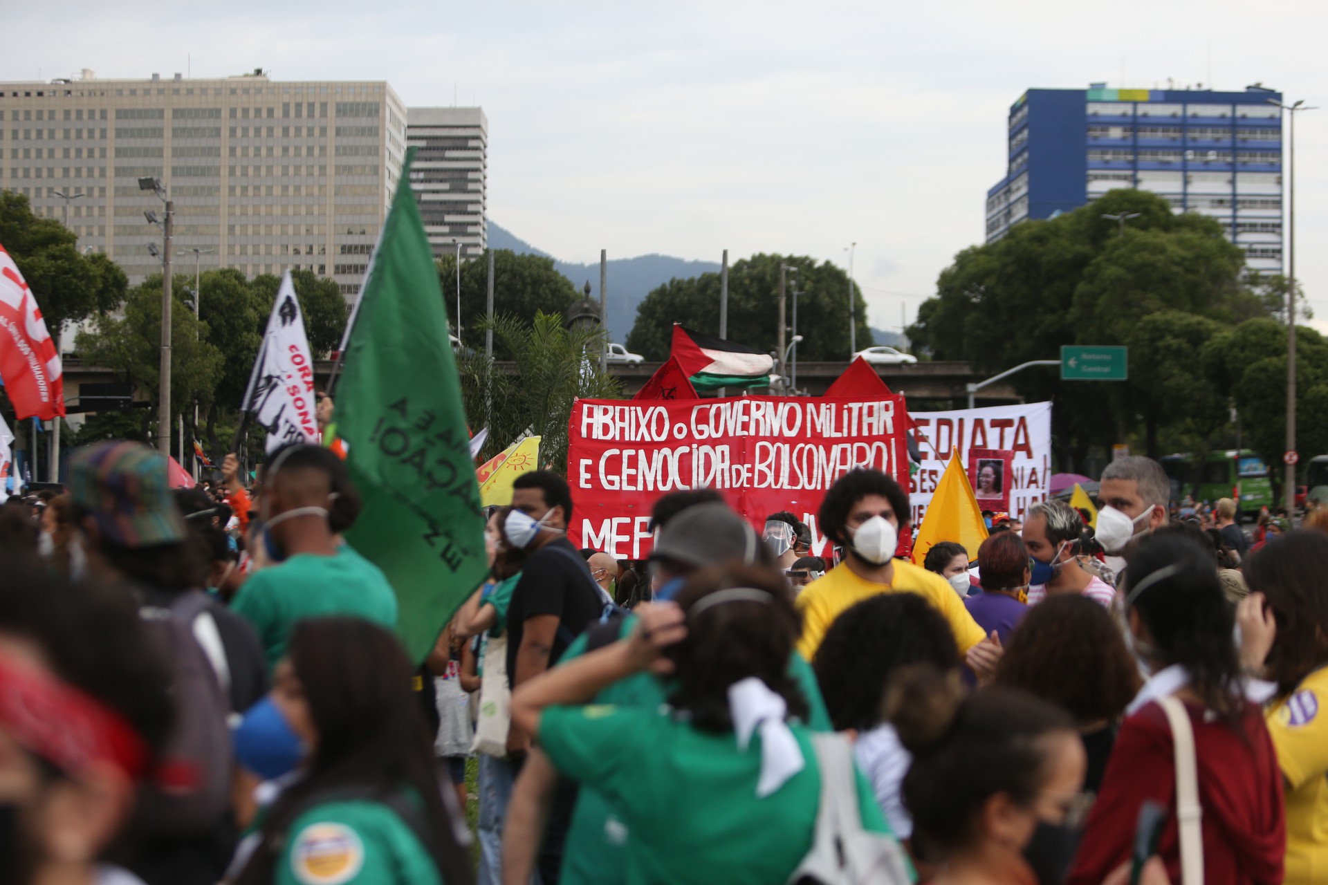 Ato contra o presidente Bolsonaro no centro do Rio,. A concentração do protesto começou às 10h da manhã no Monumento a Zumbi, na Av. Presidente Vargas, de onde seguiu até a igreja da Candelária.. - Daniel Castelo Branco