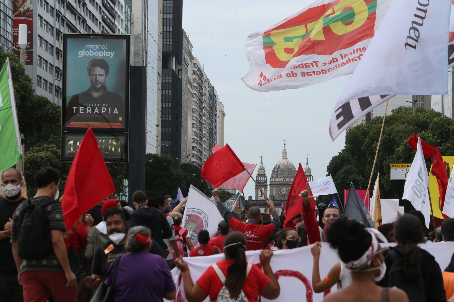 Ato contra o presidente Bolsonaro no centro do Rio,. A concentração do protesto começou às 10h da manhã no Monumento a Zumbi, na Av. Presidente Vargas, de onde seguiu até a igreja da Candelária.. - Daniel Castelo Branco