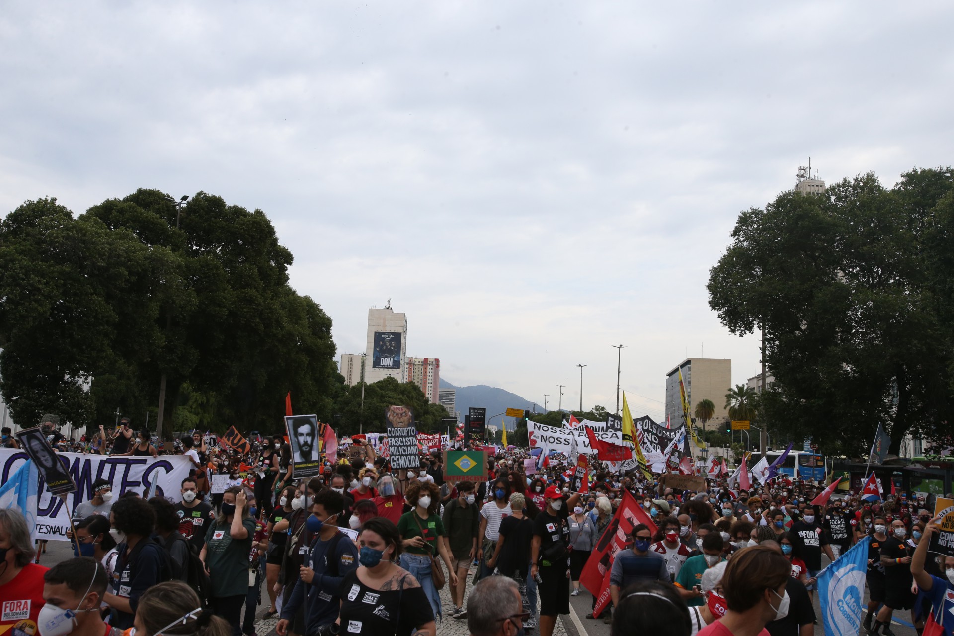 Ato contra o presidente Bolsonaro no centro do Rio,. A concentração do protesto começou às 10h da manhã no Monumento a Zumbi, na Av. Presidente Vargas, de onde seguiu até a igreja da Candelária.. - Daniel Castelo Branco