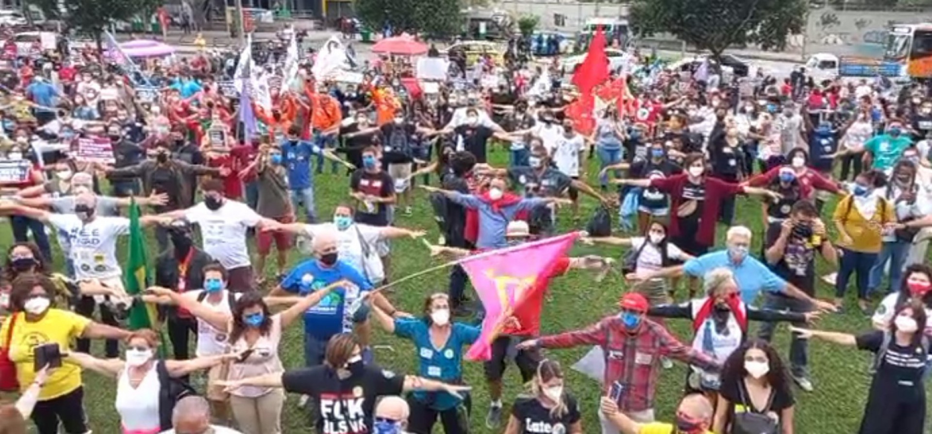 Manifestantes fazem concentração de ato contra Bolsonaro no monumento Zumbi dos Palmares, no Centro - Reprodução de vídeo