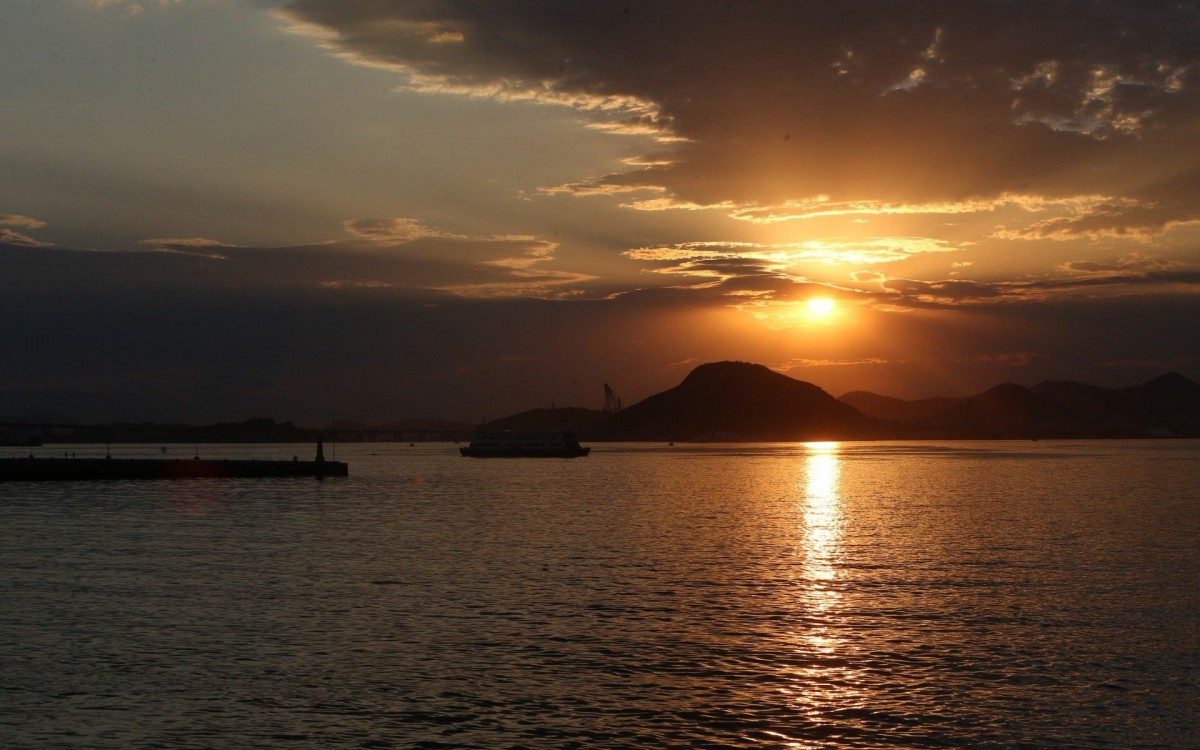 De Barca a caminho da Ilha de Paquetá  vendo o nascer do sol na Baía de Guanabara