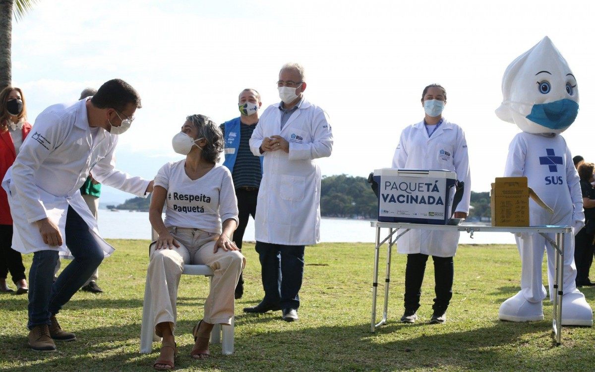 Começou na manhã de hoje a vacinação na ilha de Paquetá contra a covid-19. A abertura da vacinação contou com a participação do ministro da Saúde, Marcelo Queiroga. O projeto "PaqueTá Vacinada", rfoi ealizado pela SMS (Secretaria Municipal de Saúde) com apoio da Fiocruz (Fundação Oswaldo Cruz). A vacina aplicada é a de Oxford/AstraZeneca. A primeira vacinada da ilha a escritora Conceição Campos (50).