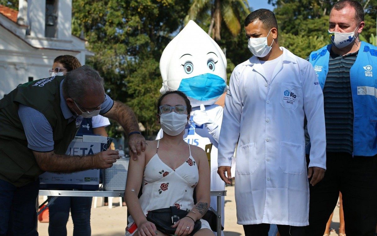 Come&ccedil;ou na manh&atilde; de hoje a vacina&ccedil;&atilde;o na ilha de Paquet&aacute; contra a covid-19. A abertura da vacina&ccedil;&atilde;o contou com a participa&ccedil;&atilde;o do ministro da Sa&uacute;de, Marcelo Queiroga. O projeto "PaqueT&aacute; Vacinada", rfoi ealizado pela SMS (Secretaria Municipal de Sa&uacute;de) com apoio da Fiocruz (Funda&ccedil;&atilde;o Oswaldo Cruz). A vacina aplicada &eacute; a de Oxford/AstraZeneca. Na foto Carolina Leite (29).