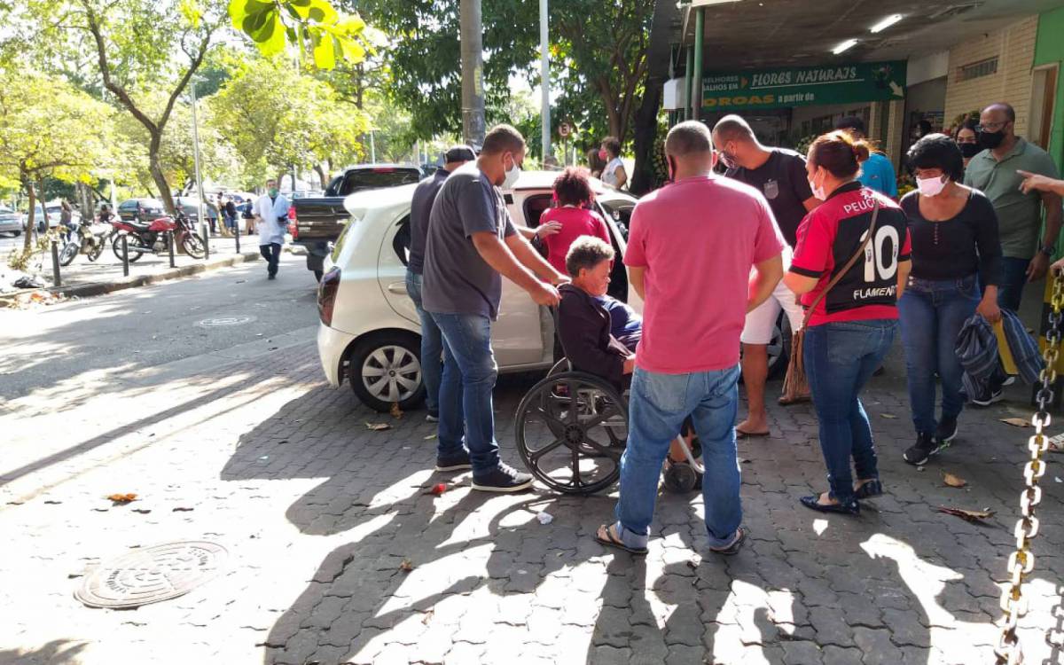 Av&oacute; de Thiago, dona Angelina passou mal durante o vel&oacute;rio e foi atendida por profissionais de sa&uacute;de no cemit&eacute;rio