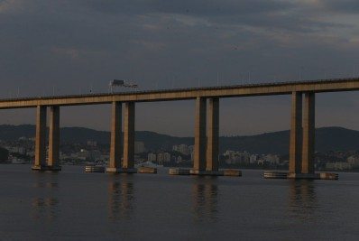 Cachorrinho fecha Ponte Rio-Niterói nos dois sentidos