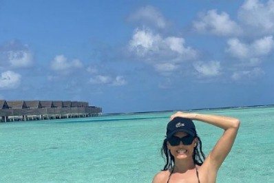 Deborah Secco curte férias com a família nas Maldivas