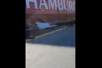 Navio bate e destrói estação de balsas no litoral de SP