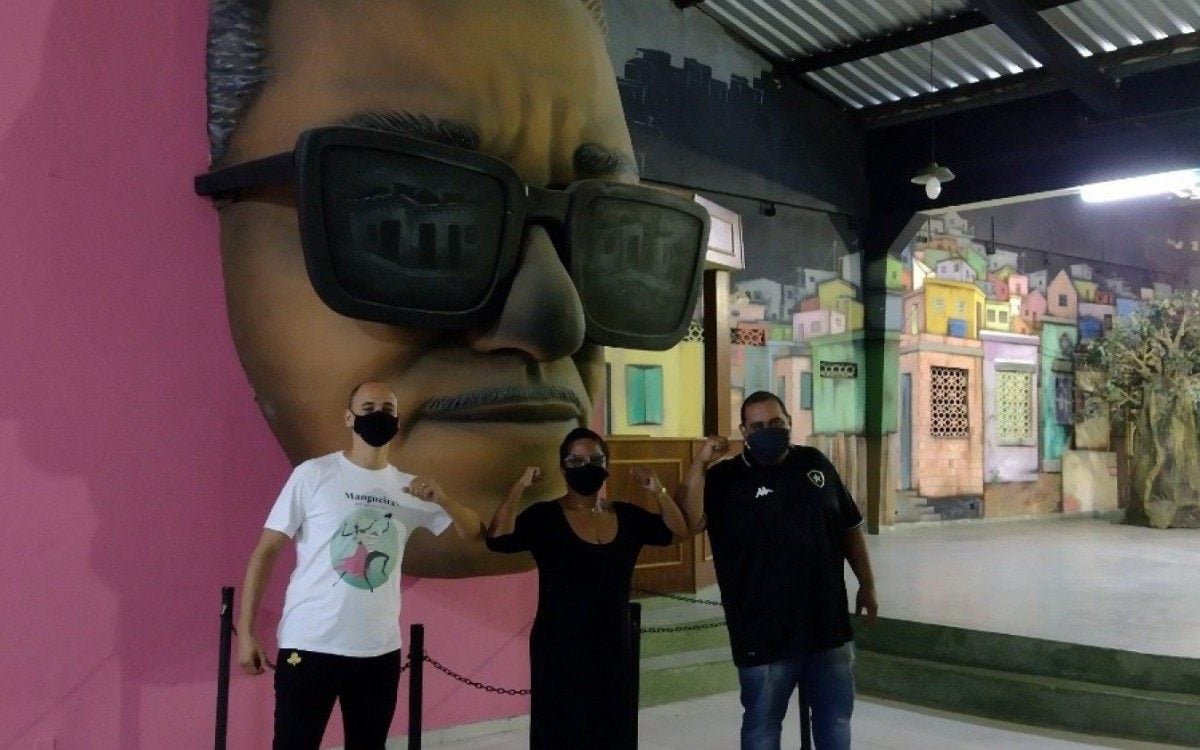 Carlos Ferrão, Nilcemar Nogueira e Ygor Lioi posam diante da escultura de Cartola, na sede do Museu do Samba, onde irão acontecer as aulas do pré-vestibular social Dona Zica - Foto: Divulgação