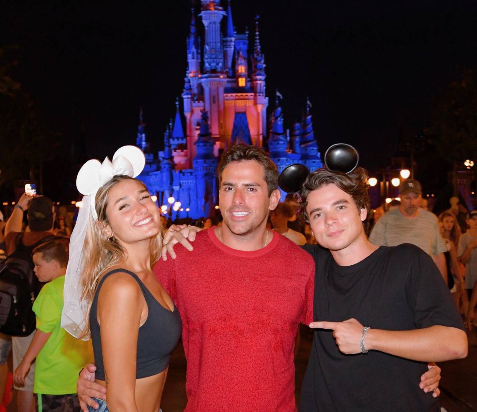 Guia dos famosos na Disney usa passe de portadores de necessidades especiais para Sasha e Jo&atilde;o Figueiredo 