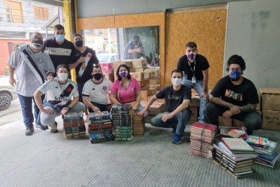 Vasco distribui 4 mil livros doados pela torcida em campanha social