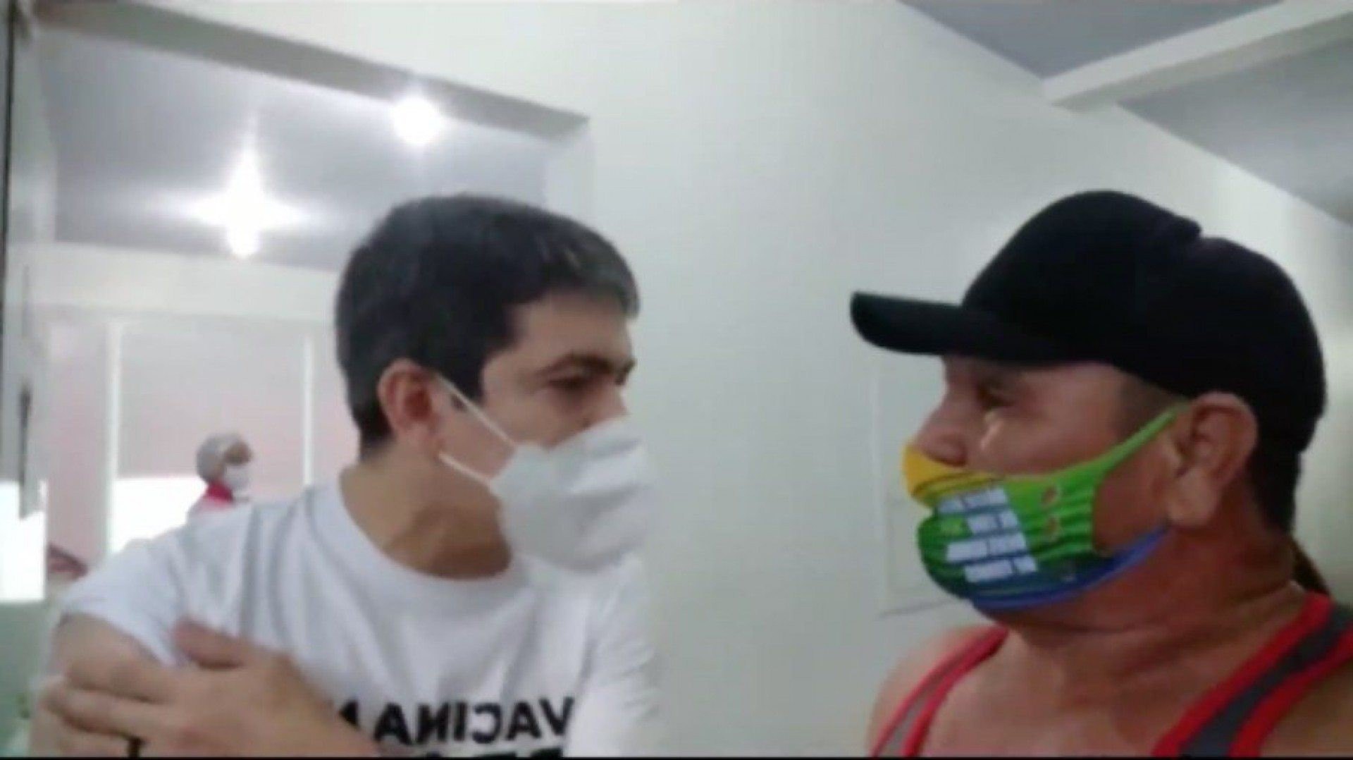 Randolfe reage à provocação e chama Bolsonaro de 'assassino' durante vacinação