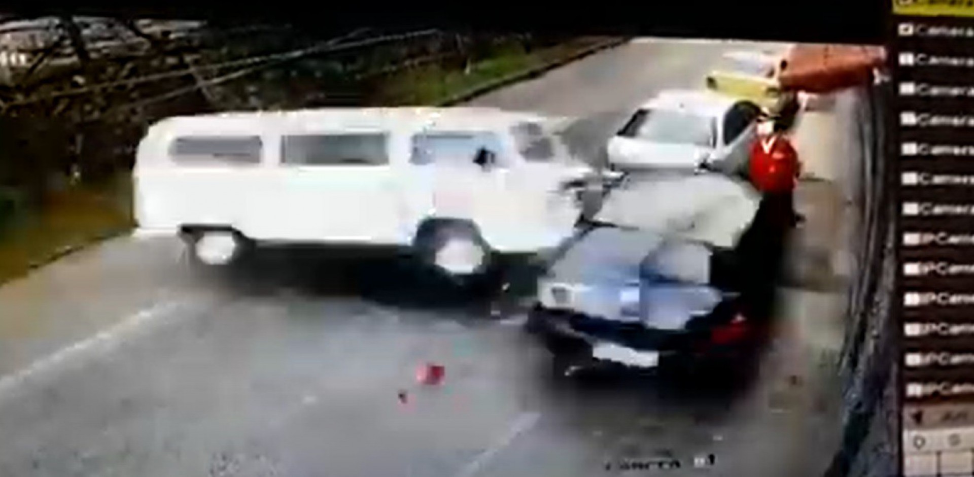 (V&Iacute;DEO) Motorista perde controle de Kombi e causa acidente no Centro