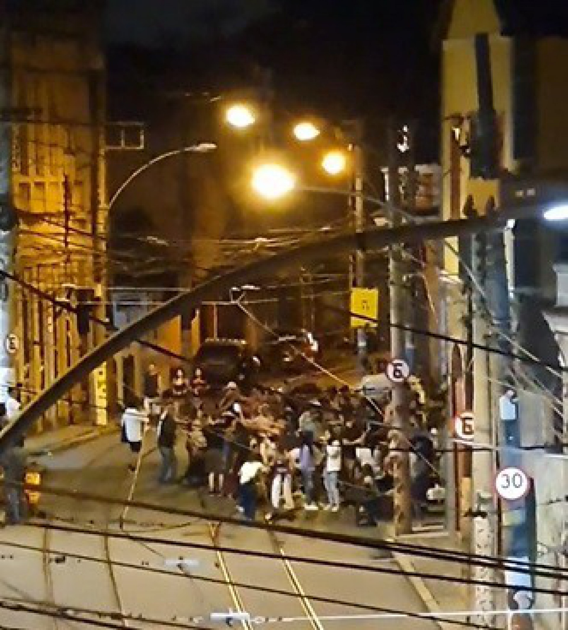 Carnaval fora de época: Pessoas aglomeram em Santa Teresa; veja vídeo