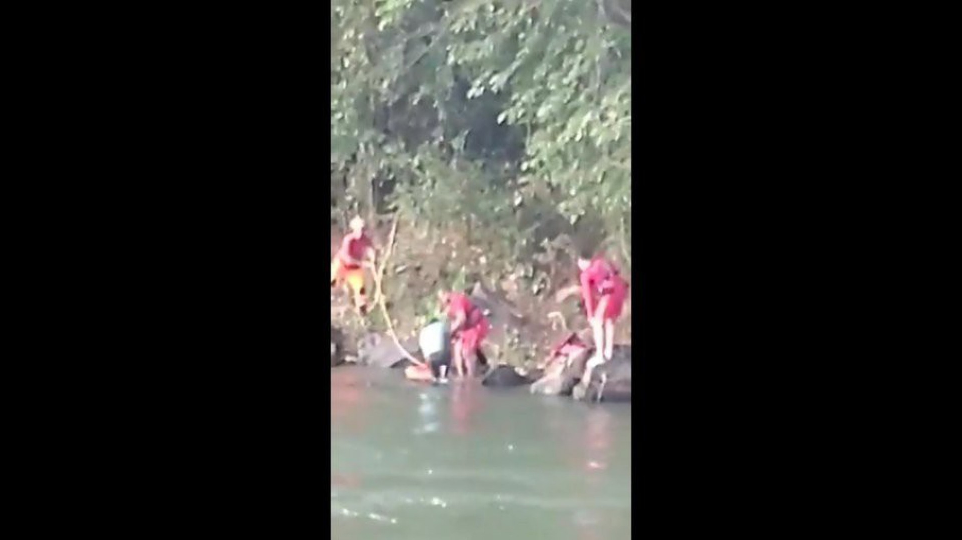 V&iacute;deo: homem foge por rio ap&oacute;s dar garrafada na m&atilde;e e termina preso