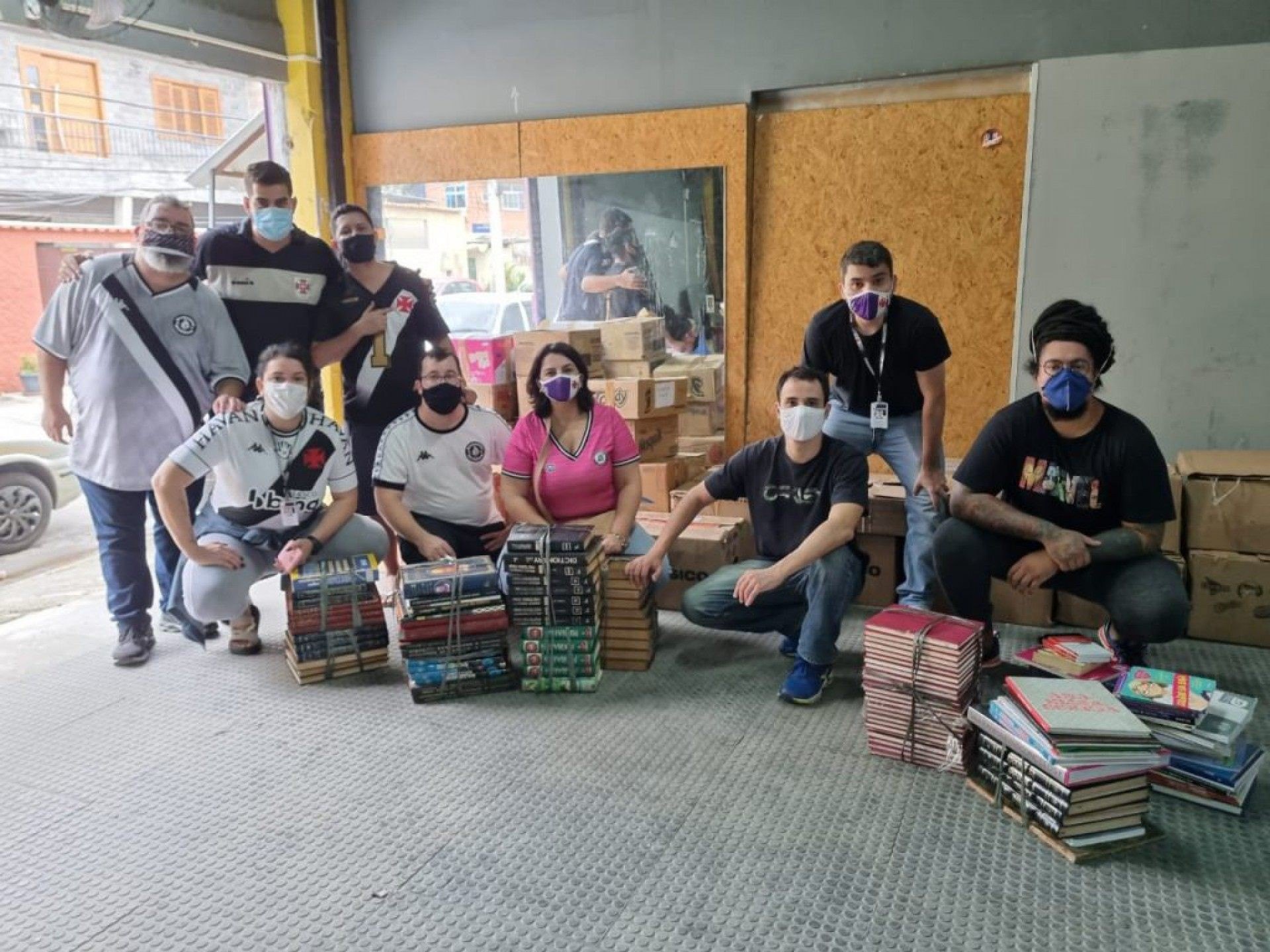 Vasco distribui 4 mil livros doados pela torcida em campanha social