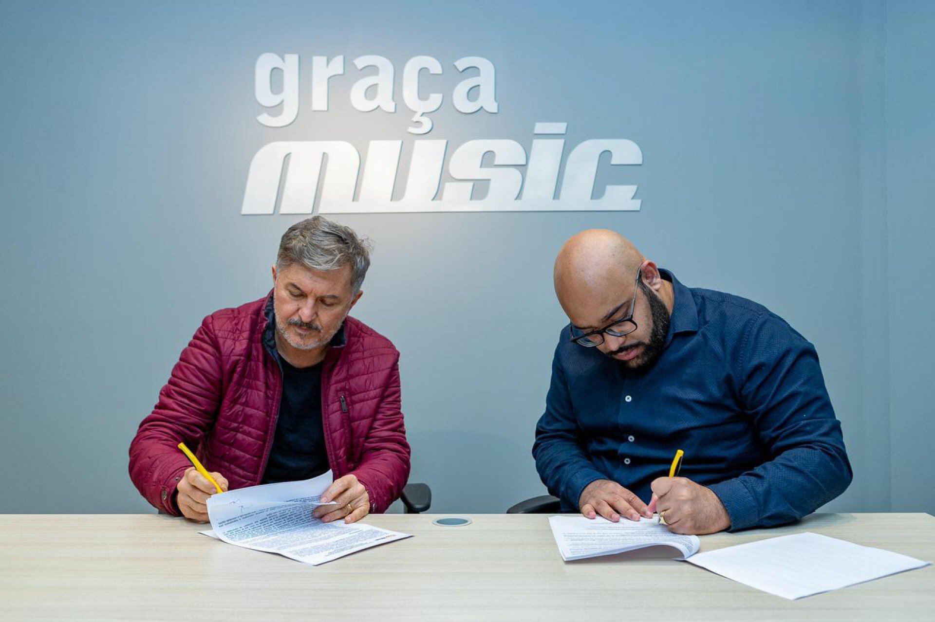 Com o pastor Tiago Peres, responsável pelo 'cast' da gravadora Graça Music - Divulgação