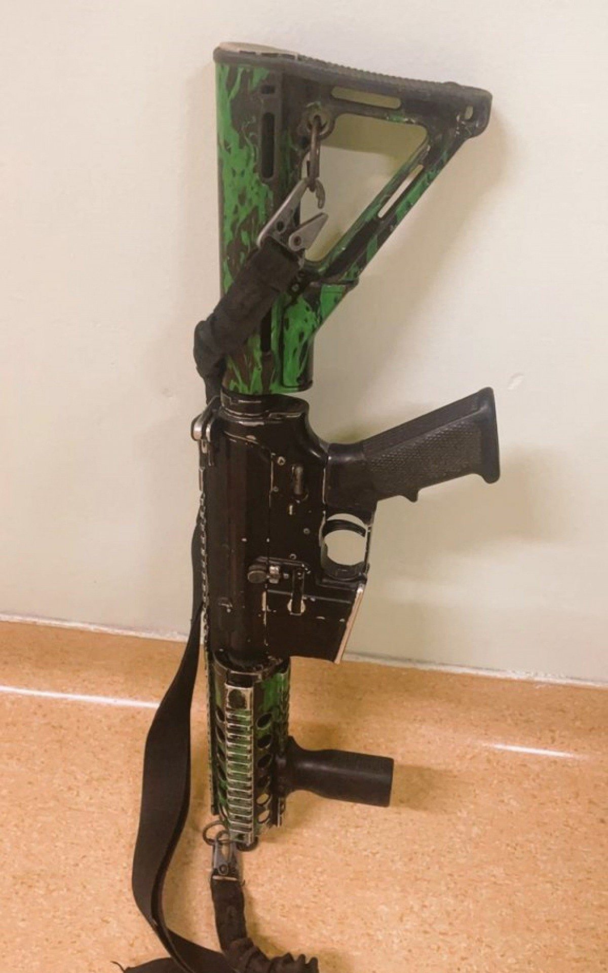 Fuzil calibre 556 foi apreendido por policiais militares do Grupamento de Ações Táticas do 7º BPM (São Gonçalo)