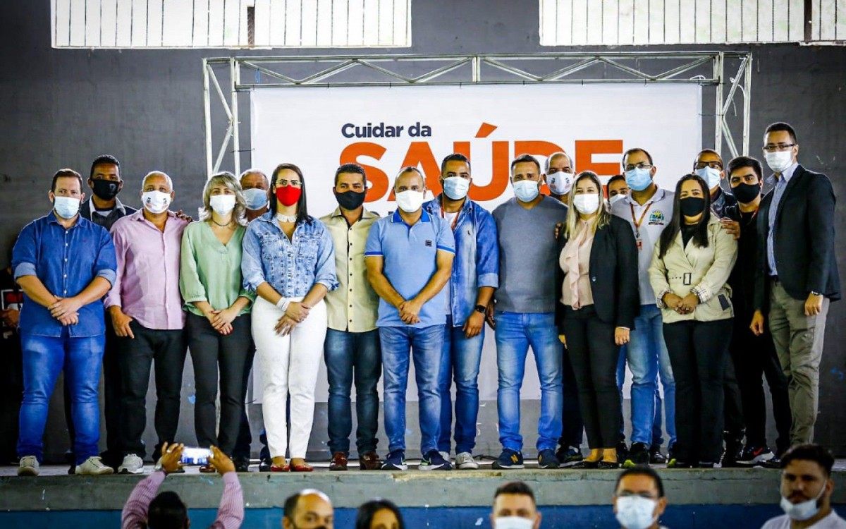 Prefeito Waguinho, vereadores e representantes da Secretaria Municipal de Saúde participaram da solenidade de assinatura de contratos