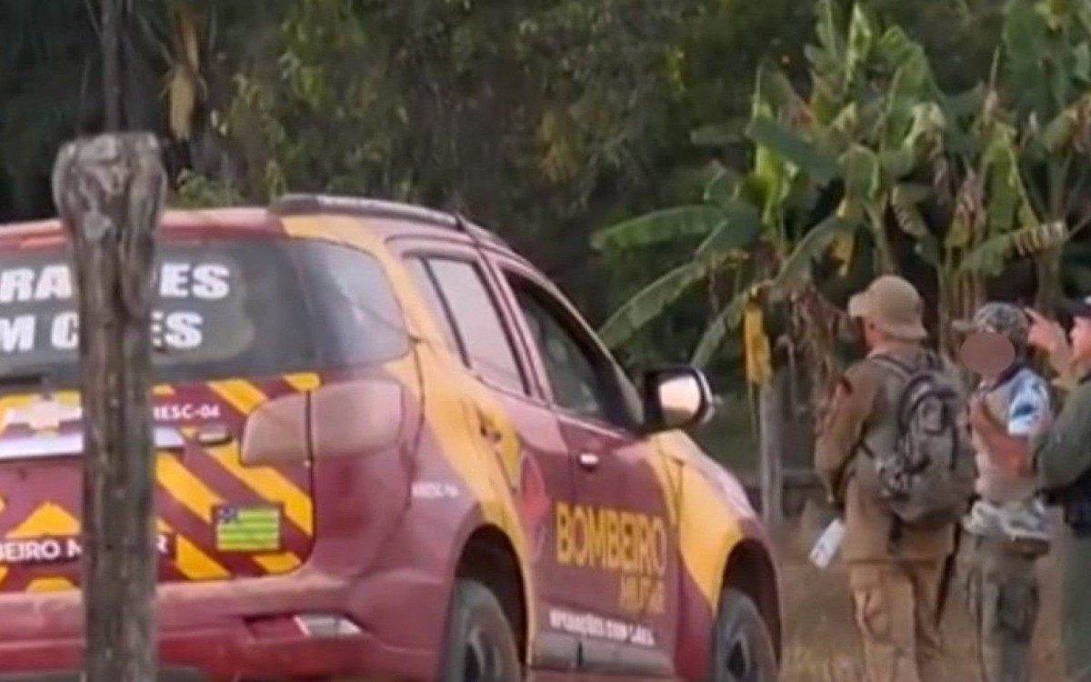 Informante ajuda policiais e bombeiros a entrar nas matas durante a caçada por Lázaro Barbosa de Sousa