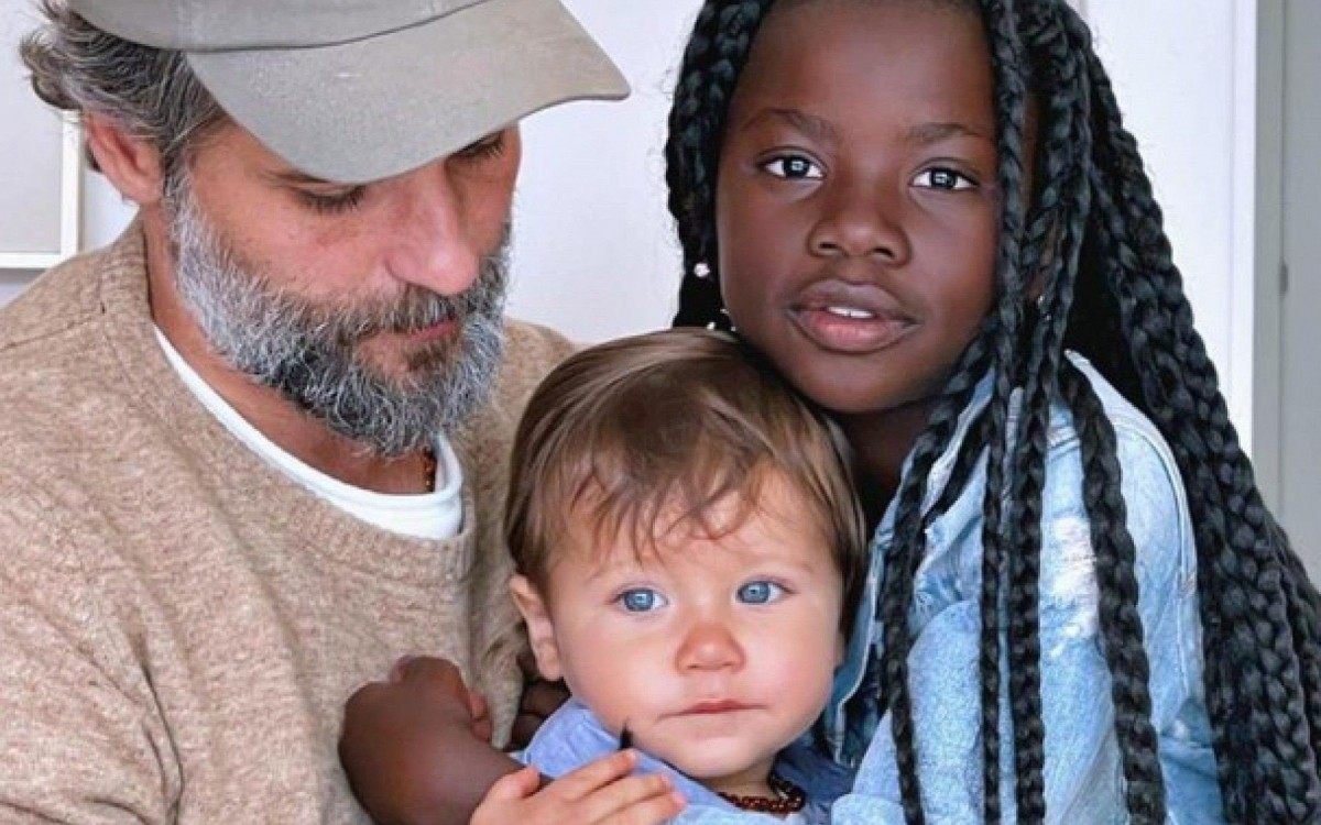 Bruno Gagliasso posa com os filhos Titi e Zyan