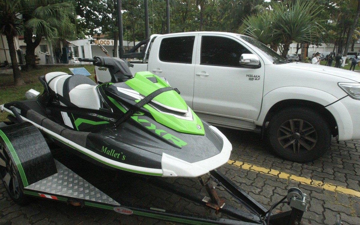 Opera&ccedil;&atilde;o "fomentus", mira bando que desviava cart&otilde;es para compra de bebidas fornecidas em bailes do tr&aacute;fico. As investiga&ccedil;&otilde;es s&atilde;o da Delegacia de Prote&ccedil;&atilde;o &agrave; Crian&ccedil;a e ao Adolescente. Bebidas alco&oacute;licas eram fornecidas &agrave; crian&ccedil;as e adolescentes nos eventos. Carros, uma moto aqu&aacute;tica e uma motocicleta foram apreendidos. 