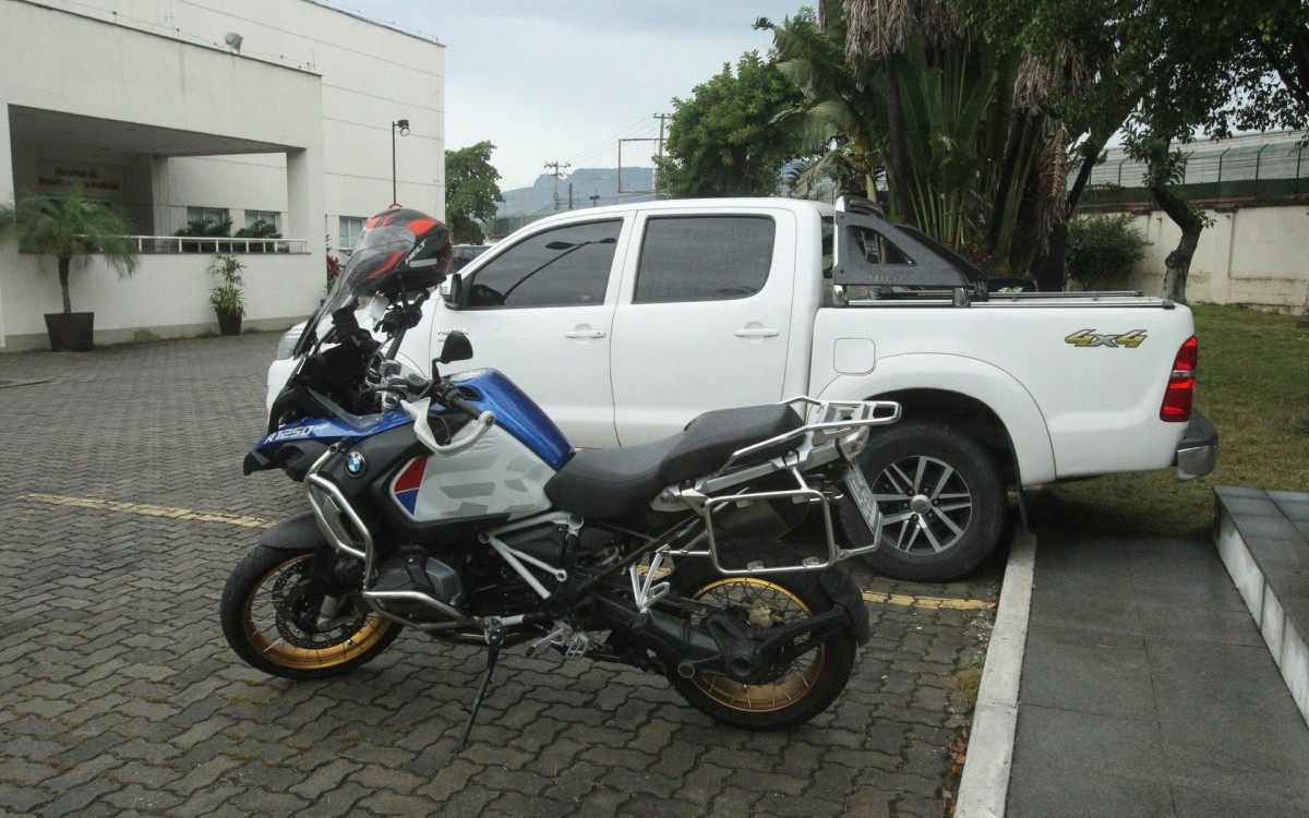 Opera&ccedil;&atilde;o "fomentus", mira bando que desviava cart&otilde;es para compra de bebidas fornecidas em bailes do tr&aacute;fico. As investiga&ccedil;&otilde;es s&atilde;o da Delegacia de Prote&ccedil;&atilde;o &agrave; Crian&ccedil;a e ao Adolescente. Bebidas alco&oacute;licas eram fornecidas &agrave; crian&ccedil;as e adolescentes nos eventos. Carros, uma moto aqu&aacute;tica e uma motocicleta foram apreendidos. Na foto,