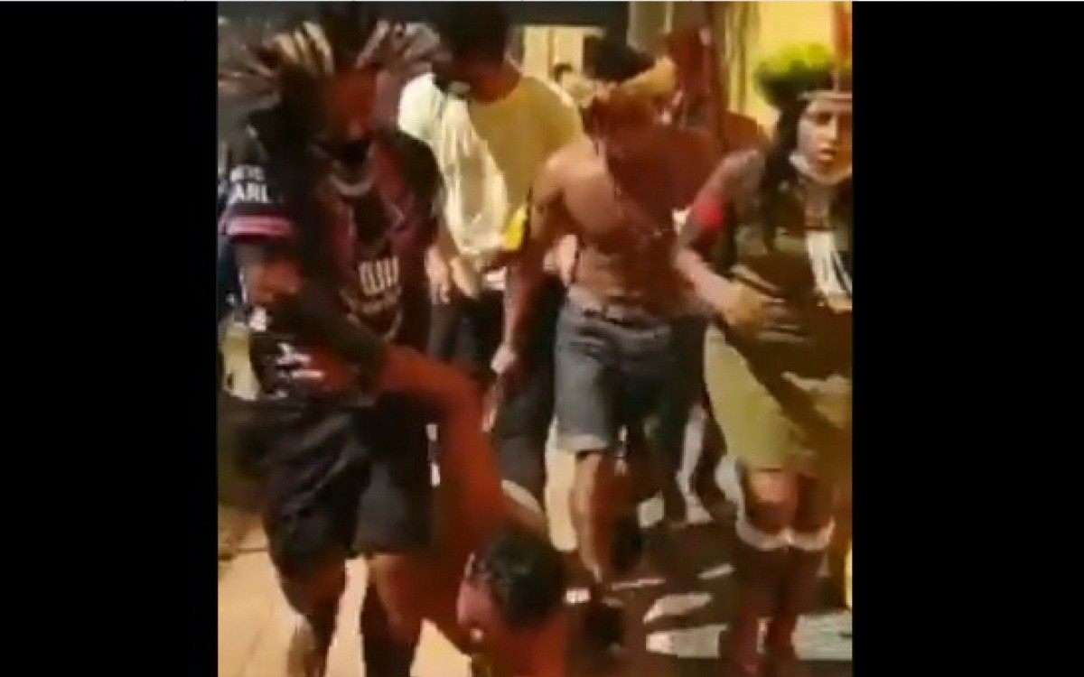 Em Bras&iacute;lia, policiais e ind&iacute;genas entram em confronto durante manifesta&ccedil;&atilde;o