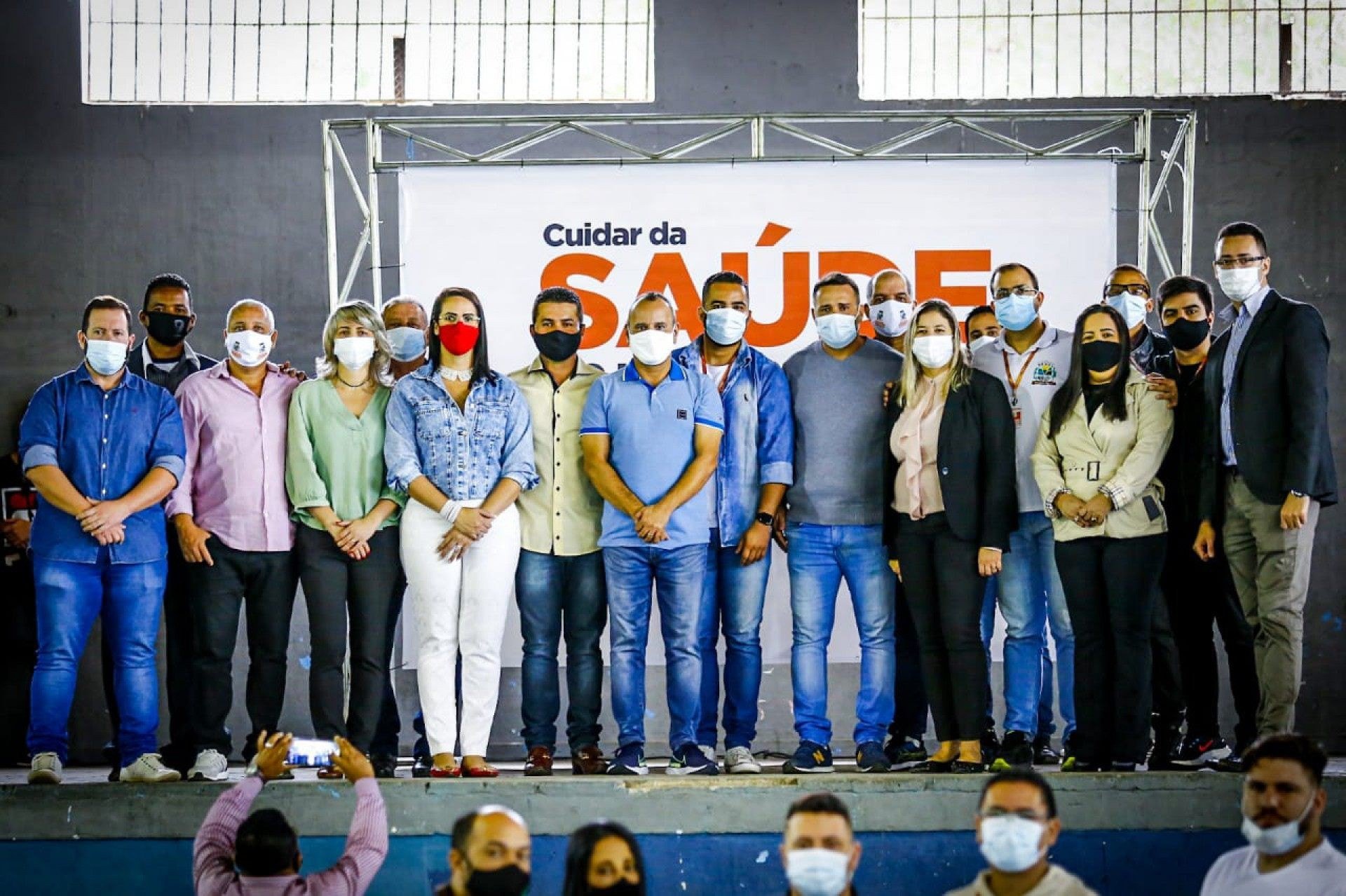 Prefeito Waguinho, vereadores e representantes da Secretaria Municipal de Saúde participaram da solenidade de assinatura de contratos - Rafael Barreto / PMBR