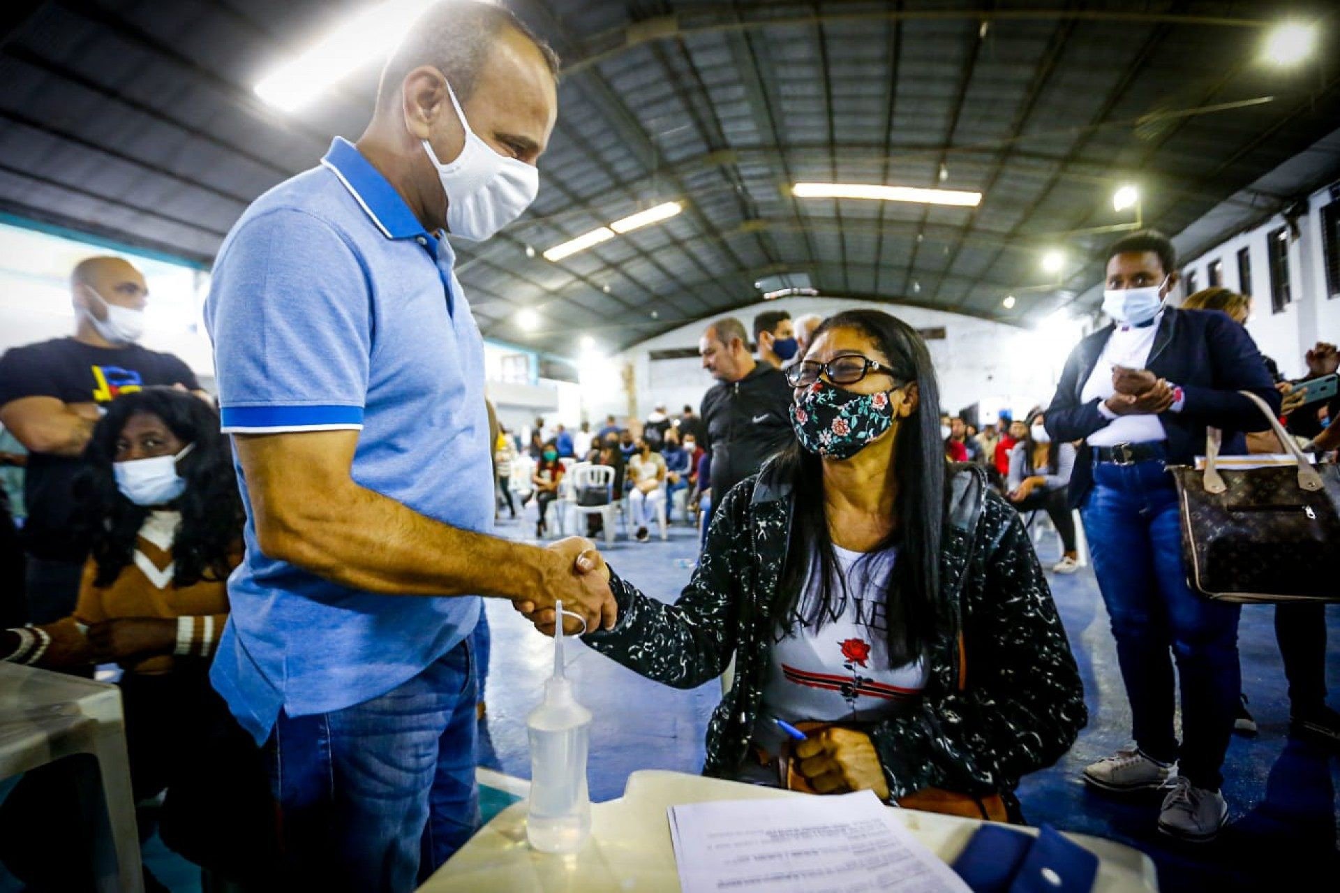 Agentes de endemias e de sa&uacute;de aprovados em processo seletivo assinam contratos em Belford Roxo