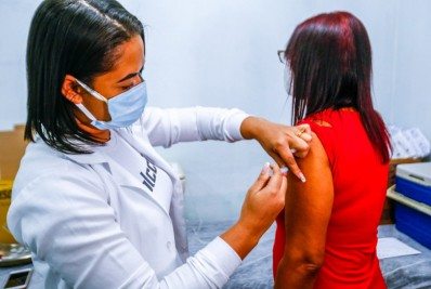 Belford Roxo vacina pessoas com deficiência, profissionais de saúde e de educação a partir de 35 anos