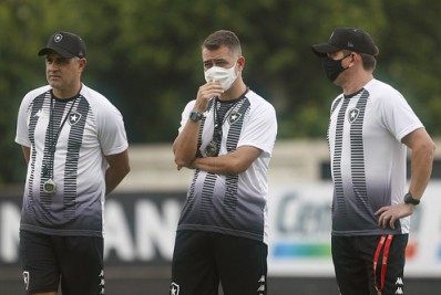 Auxiliar do Botafogo é expulso após ofender árbitro na partida contra o Náutico: 'Vagabundo safado'