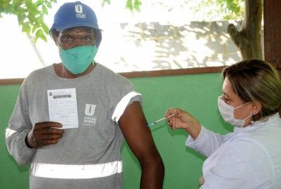 Trabalhadores da limpeza pública e do transporte coletivo são vacinados contra a Covid-19 em Quissamã