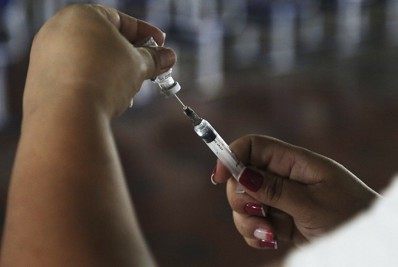 Empregada doméstica que não tomar a vacina contra covid-19 pode ser demitida por justa causa, diz instituto 