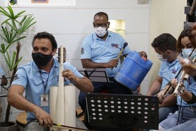 Materiais recicláveis doados viram inusitados e úteis objetos em São Gonçalo