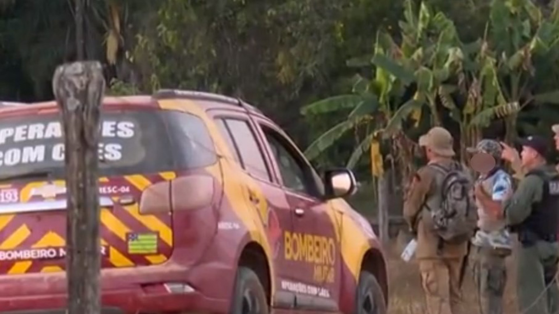 Informante ajuda policiais e bombeiros a entrar nas matas durante a caçada por Lázaro Barbosa de Sousa
- Reprodução
