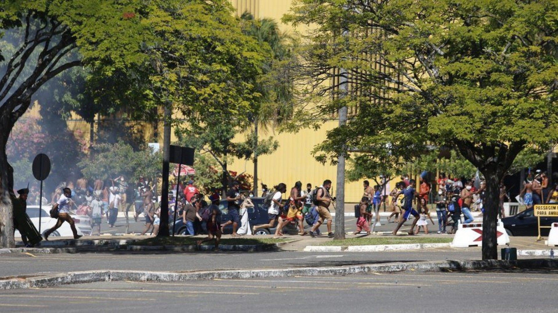 V&iacute;deo: Em Bras&iacute;lia, policiais e ind&iacute;genas entram em confronto durante manifesta&ccedil;&atilde;o