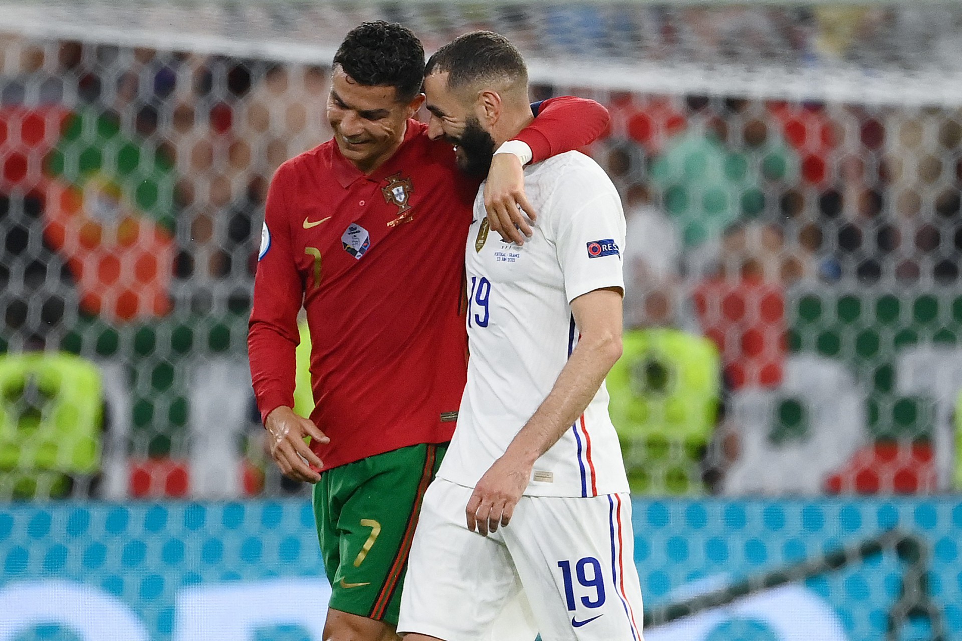 CR7 e Benzema comandam empate em 2 a 2 entre Portugal e Fran&ccedil;a, que avan&ccedil;am na Eurocopa