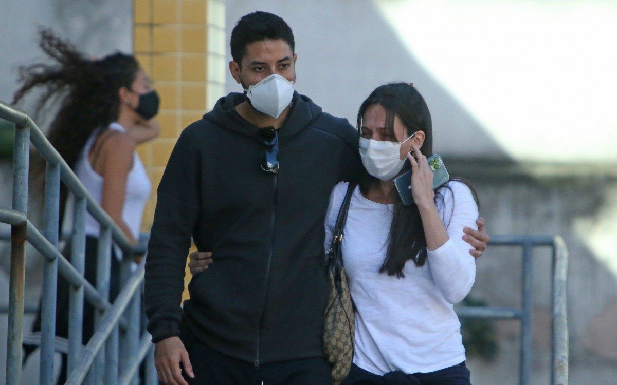 No IML familiares Nathalia Guzzardi Marques, de 30 anos, compareceram para o reconhecimento do corpo. Na foto a irmã (blusa branca) de Nathalia.