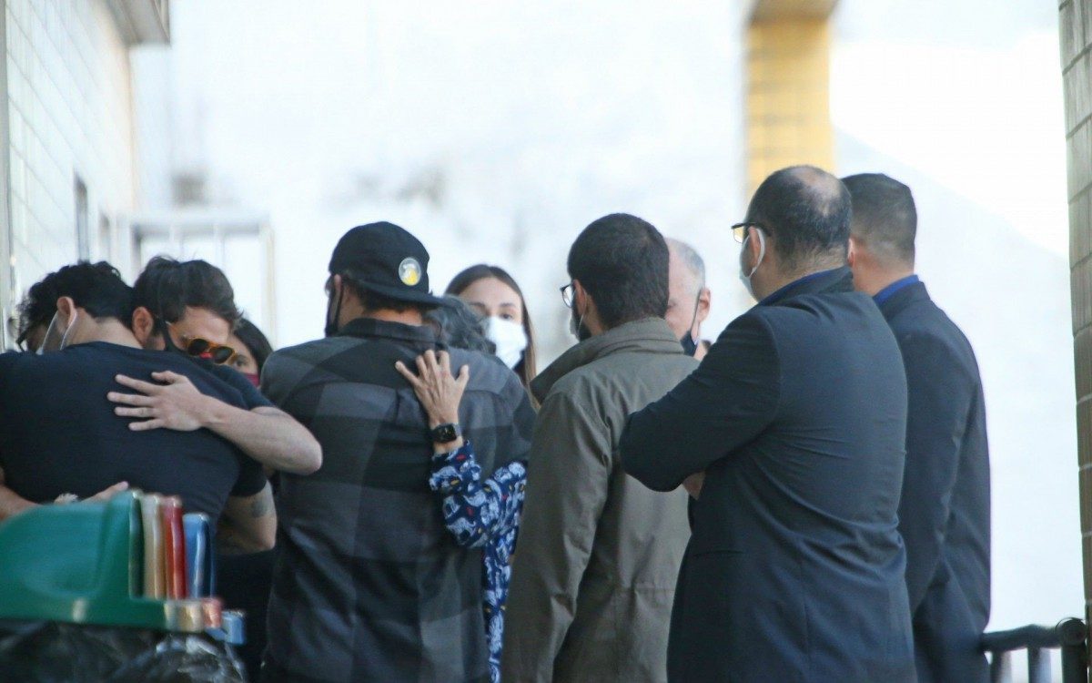 No IML familiares de Matheus Correia Viana e de Nathalia Guzzardi Marques, ambos de 30 anos, para o reconhecimento dos corpos. Eles morreram no banheiro de um apartamento na Zona Sul, a suspeita que a causa da morte foi vazamento de gás. Na foto os pais do Matheus, o pai Paulo Rogerio de Faria Viana e Emília Marta de Andrade.