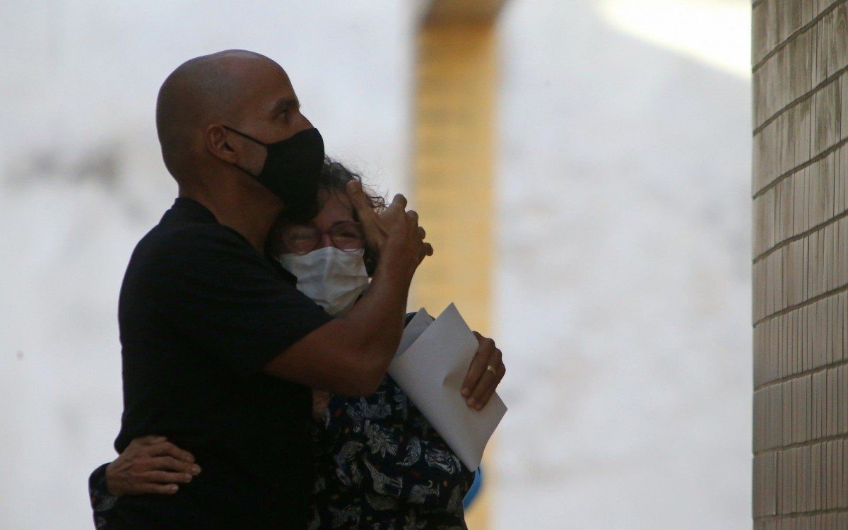 No IML familiares de Matheus Correia Viana e de Nathalia Guzzardi Marques, ambos de 30 anos, para o reconhecimento dos corpos. Eles morreram no banheiro de um apartamento na Zona Sul, a suspeita que a causa da morte foi vazamento de gás. Na foto os pais do Matheus, o pai Paulo Rogerio de Faria Viana e Emília Marta de Andrade.