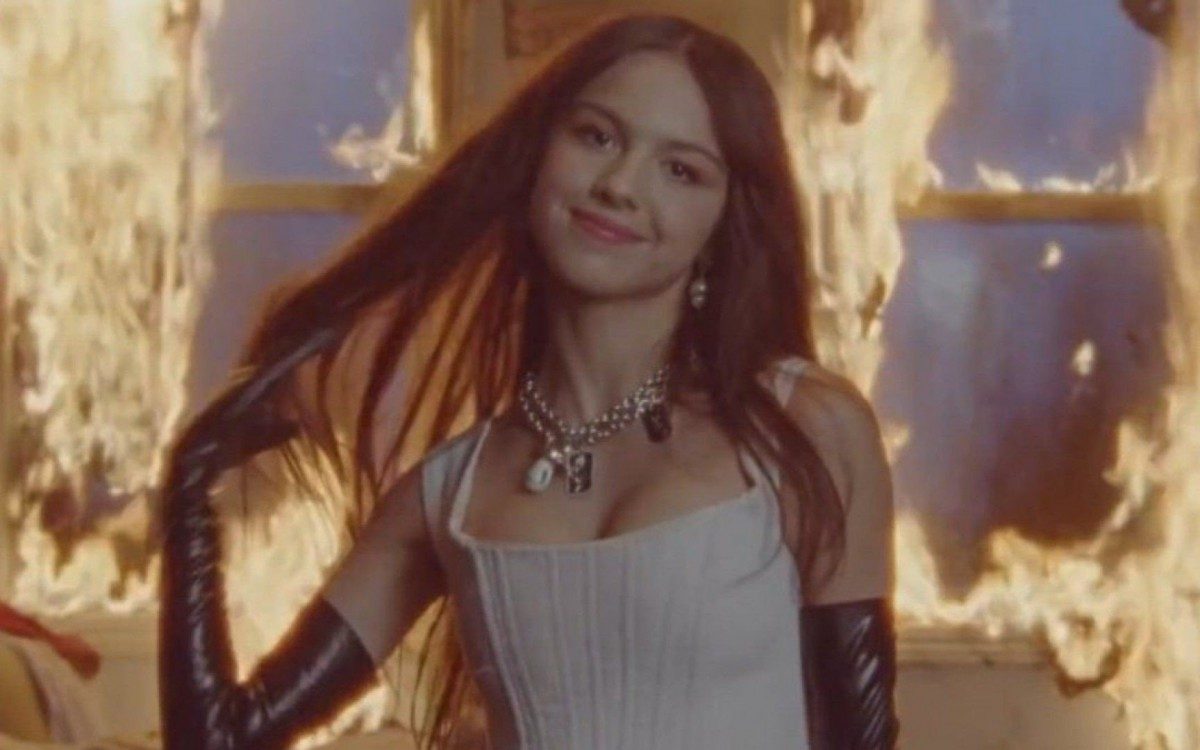 Olivia Rodrigo no clipe do hit 