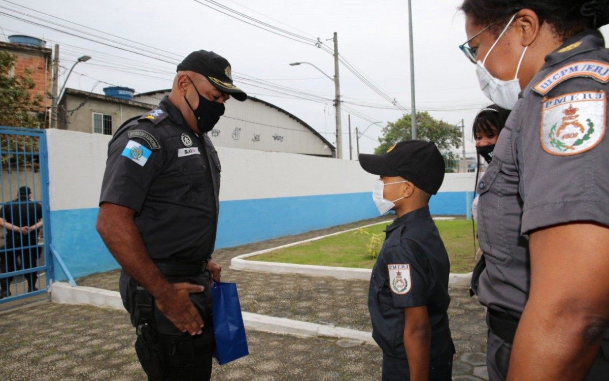 Menino que sonha ser policial conhece major da PM