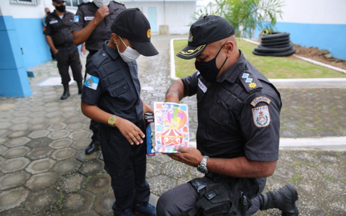 Menino que sonha ser policial conhece major da PM