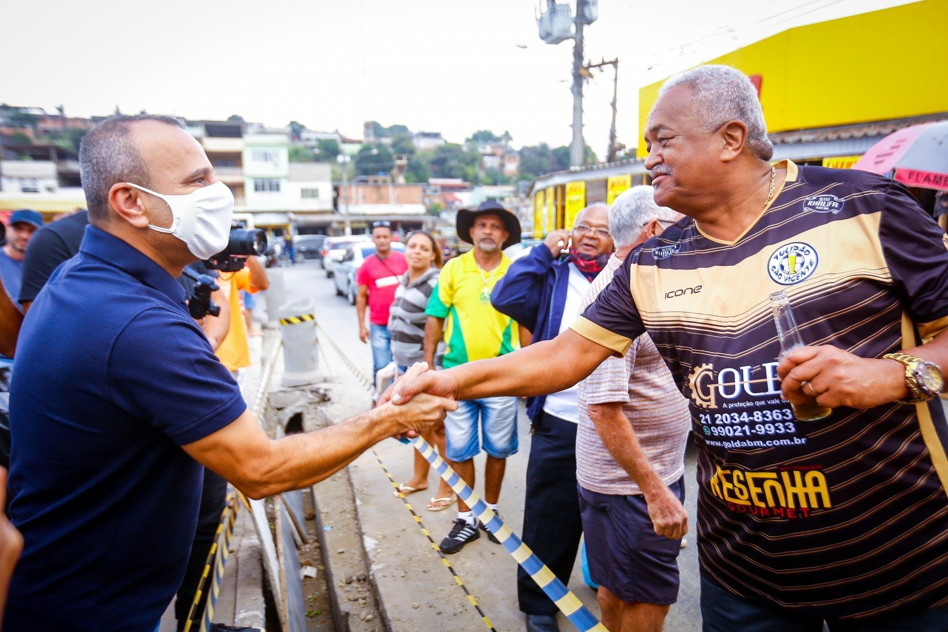 Prefeito Waguinho cumprimenta um morador durante visita ao bairro São Vicente - Rafael Barreto / PMBR