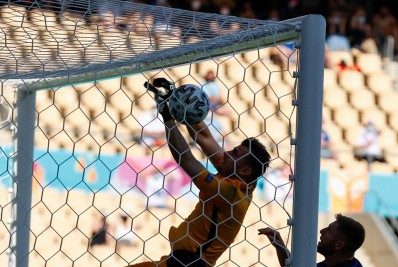 Espanha goleia com gol contra bizarro do goleiro, mas fica em segundo na Euro