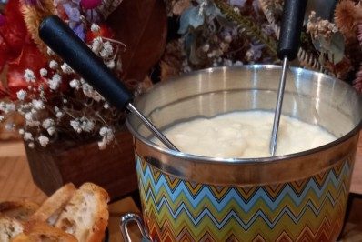 Friozinho? Confira uma receita especial de fondue de queijo